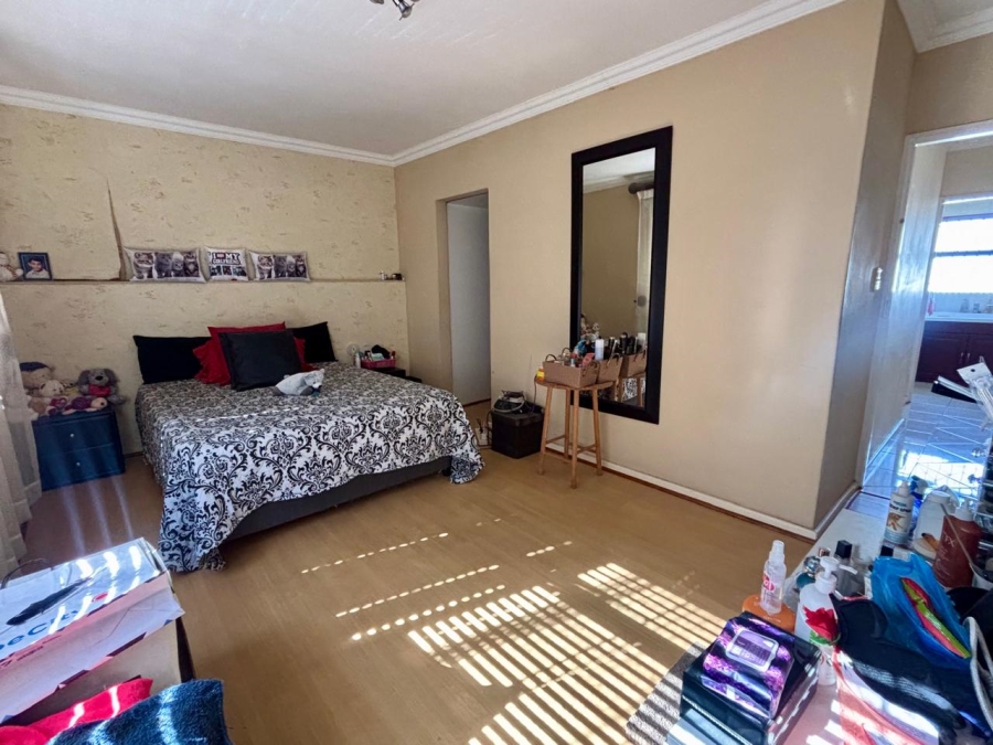 2 Bedroom Property for Sale in Goodwood Central Western Cape